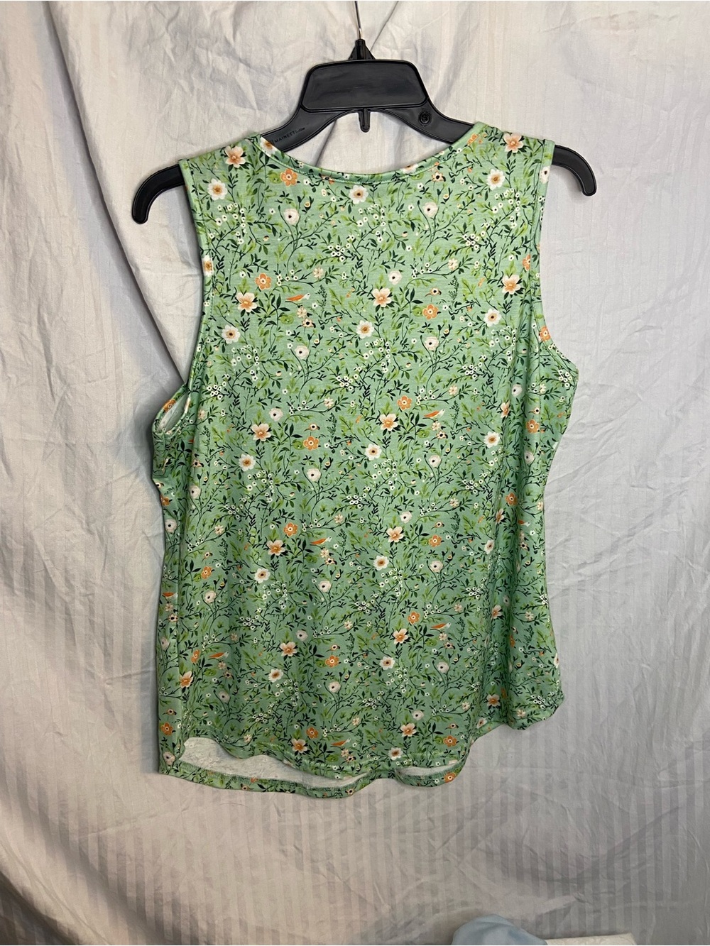 Sleeveless Green Floral Tank Top - Picture 2 of 3